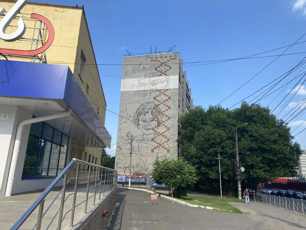 В Курске на торце дома №2 по улице Ямская, рядом с центром досуга "Юность", рисуют мурал в память о погибшем при атаке ВСУ на городской пляж 5-летнем Толе Минашкине В Курске на торце дома №2 по улице Ямская, рядом с центром досуга "Юность", рисуют мурал в память о погибшем при атаке ВСУ на городской пляж 5-летнем Толе Минашкине