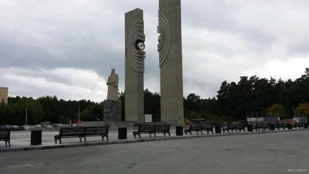 Суровые челябинские подростки устроили массовую драку у памятника им. В.И. Курчатова — в ход пошли ножи и ракетница