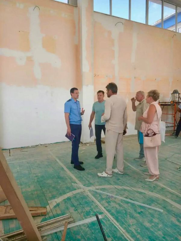 Прокурор Пристенского района проверил ход капитального ремонта Бобрышевской средней школы
