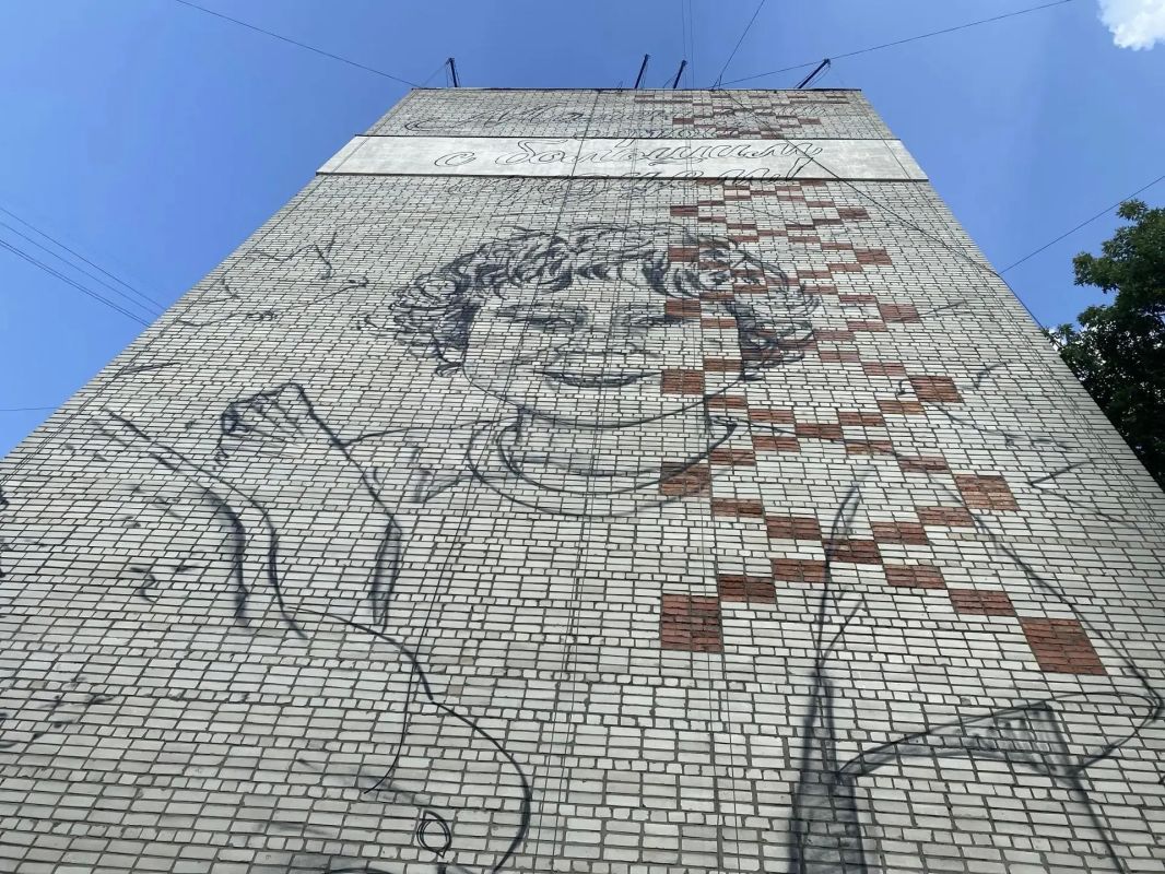 В Курске на торце дома №2 по улице Ямская, рядом с центром досуга "Юность", рисуют мурал в память о погибшем при атаке ВСУ на городской пляж 5-летнем Толе Минашкине В Курске на торце дома №2 по улице Ямская, рядом с центром досуга "Юность", рисуют мурал в память о погибшем при атаке ВСУ на городской пляж 5-летнем Толе Минашкине