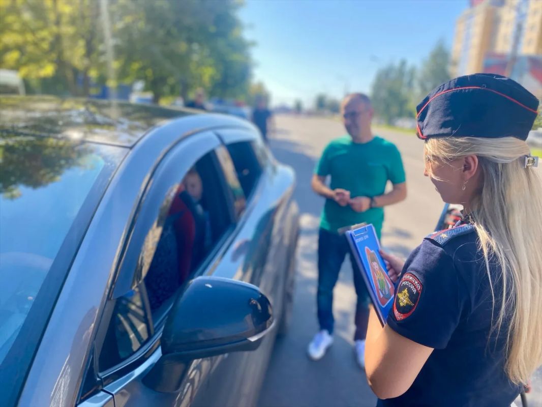 Железногорская Госавтоинспекция совместно с председателем общественного совета полиции, представителем "Совета отцов" Владимиром Тюфекчиевым, в рамках месячника безопасности напомнила родителям о правилах перевозки детей в... Железногорская Госавтоинспекция совместно с председателем общественного совета полиции, представителем "Совета отцов" Владимиром Тюфекчиевым, в рамках месячника безопасности напомнила родителям о правилах перевозки детей в...
