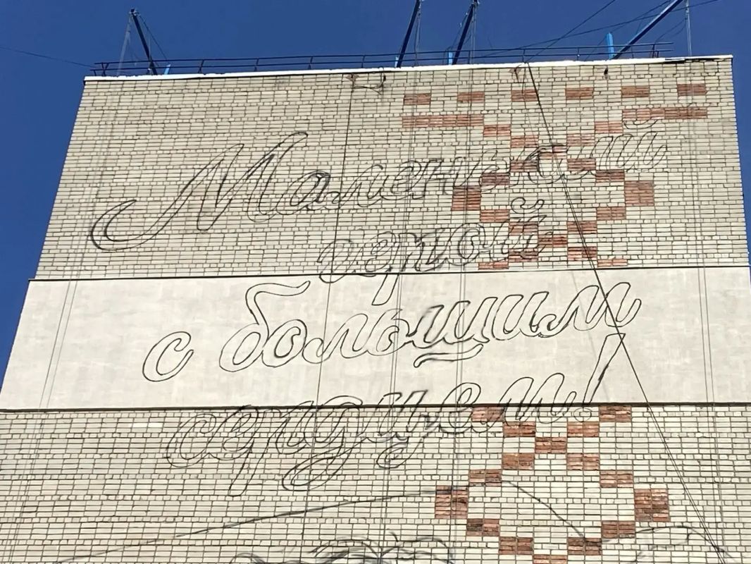 В Курске на торце дома №2 по улице Ямская, рядом с центром досуга "Юность", рисуют мурал в память о погибшем при атаке ВСУ на городской пляж 5-летнем Толе Минашкине В Курске на торце дома №2 по улице Ямская, рядом с центром досуга "Юность", рисуют мурал в память о погибшем при атаке ВСУ на городской пляж 5-летнем Толе Минашкине