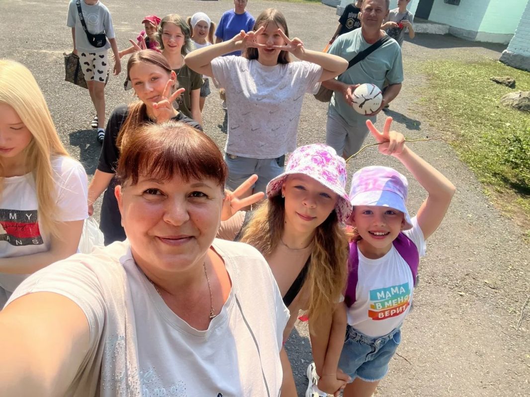 Под ласковым летним солнцем юные жители района не тратят каникулы впустую — они с пользой проводят время, открывая для себя удивительный мир природы Под ласковым летним солнцем юные жители района не тратят каникулы впустую — они с пользой проводят время, открывая для себя удивительный мир природы