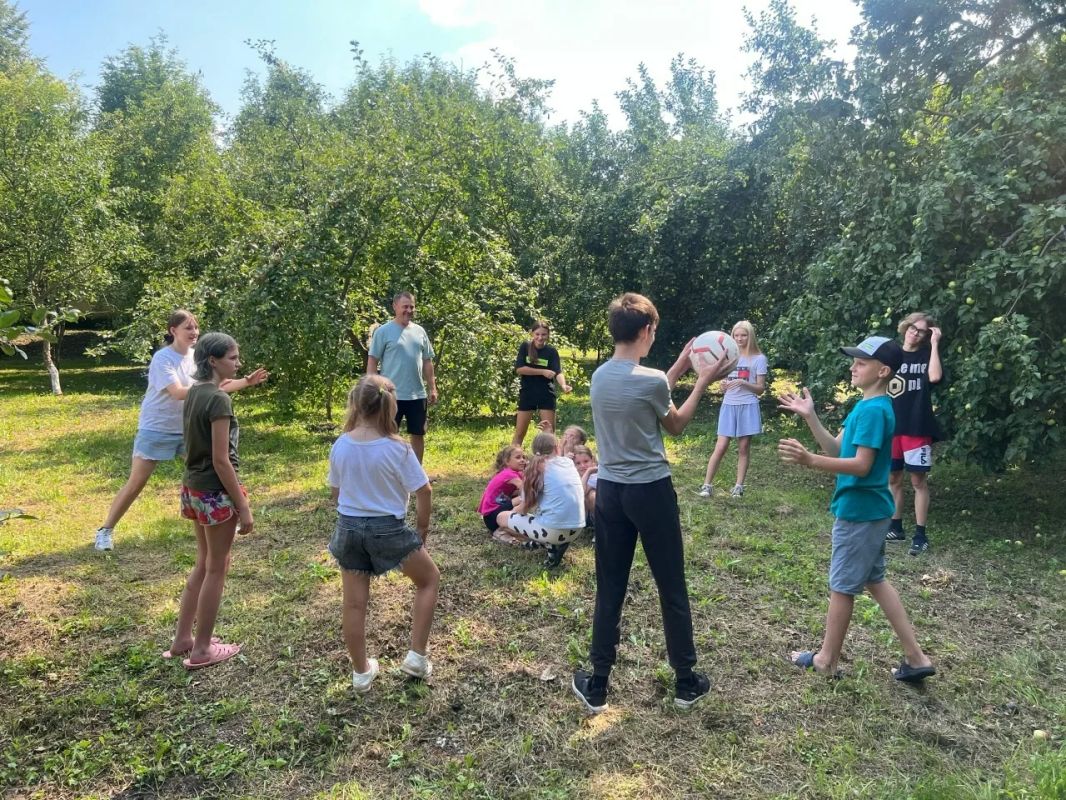 Под ласковым летним солнцем юные жители района не тратят каникулы впустую — они с пользой проводят время, открывая для себя удивительный мир природы Под ласковым летним солнцем юные жители района не тратят каникулы впустую — они с пользой проводят время, открывая для себя удивительный мир природы