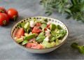 Салат с черри, фетой и авокадо: легкость и вкус в одной тарелке