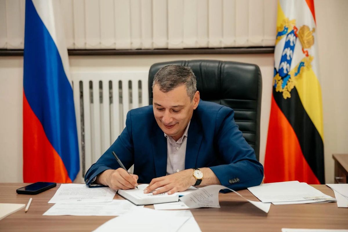 Хинштейн решил проблемы курян с дорогами и выплатами