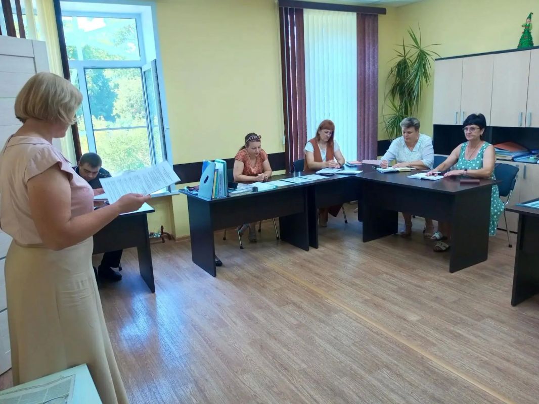До начала учебного года ещё почти целый месяц, но школы уже готовятся принять школьников До начала учебного года ещё почти целый месяц, но школы уже готовятся принять школьников