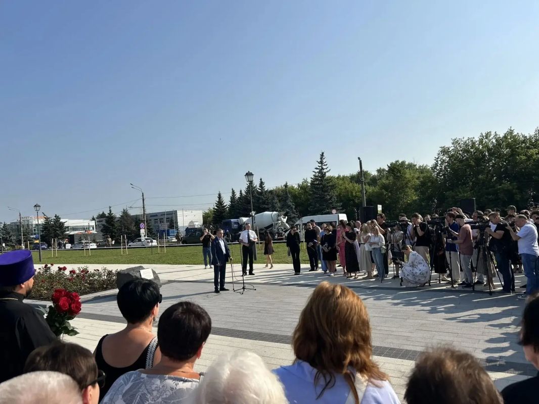 В Курске почтили память погибших из-за вторжения ВСУ в область Ровно два года назад, 6 августа 2024 года, противник пересек границу и вторгся в Курскую область. Сегодня на митинг вышли те, у кого эта дата отозвалась болью:... В Курске почтили память погибших из-за вторжения ВСУ в область Ровно два года назад, 6 августа 2024 года, противник пересек границу и вторгся в Курскую область. Сегодня на митинг вышли те, у кого эта дата отозвалась болью:...