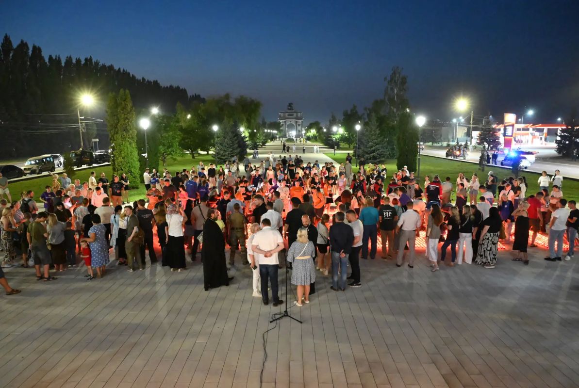 В Курске на проспекте Победы состоялась акция «Свеча памяти» В Курске на проспекте Победы состоялась акция «Свеча памяти»