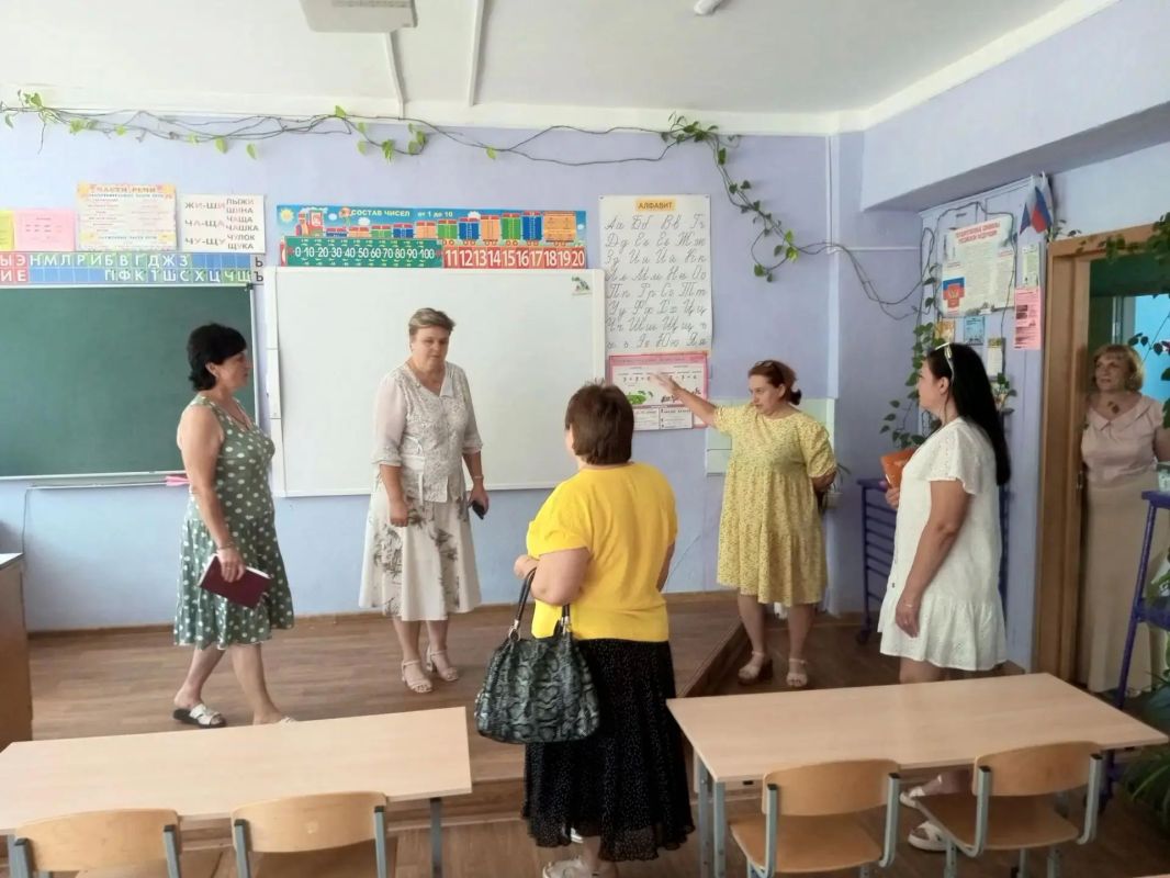 До начала учебного года ещё почти целый месяц, но школы уже готовятся принять школьников До начала учебного года ещё почти целый месяц, но школы уже готовятся принять школьников
