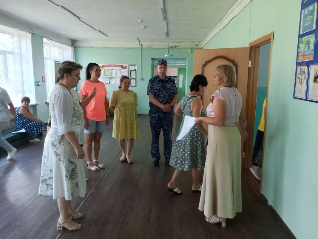 До начала учебного года ещё почти целый месяц, но школы уже готовятся принять школьников До начала учебного года ещё почти целый месяц, но школы уже готовятся принять школьников