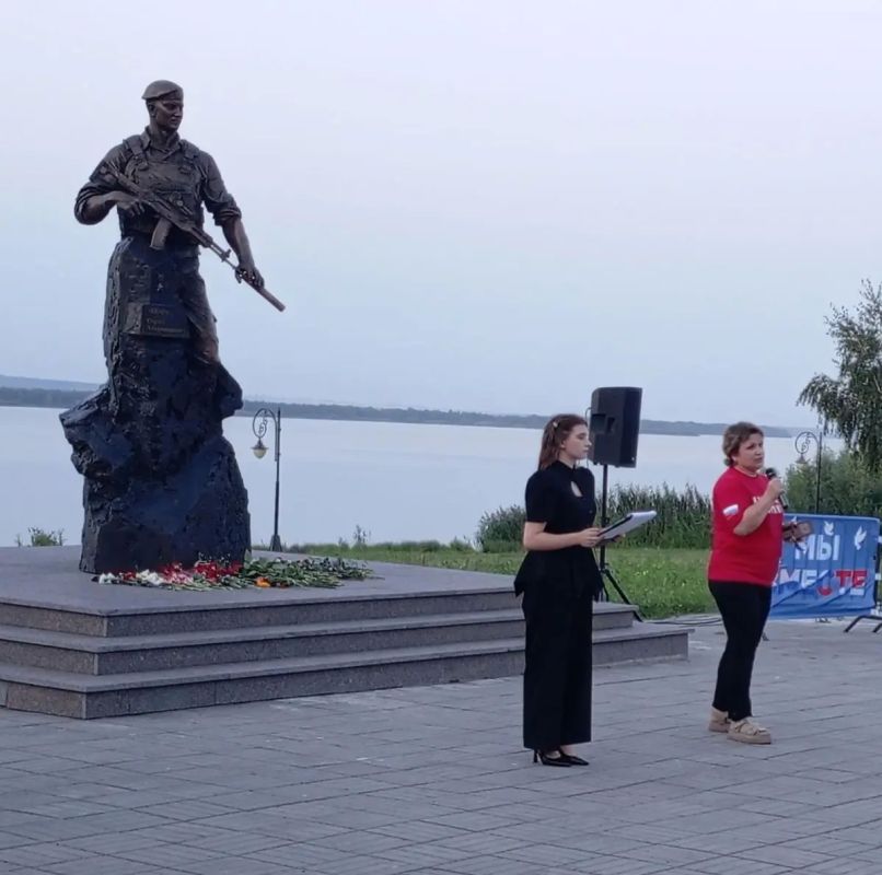 Игорь Корпунков: Кульминацией памятных мероприятий стала акция "Зажги свою свечу", организованная молодёжным центром "Комсомолец" у памятника Герою России Сергею Чебневу Игорь Корпунков: Кульминацией памятных мероприятий стала акция "Зажги свою свечу", организованная молодёжным центром "Комсомолец" у памятника Герою России Сергею Чебневу