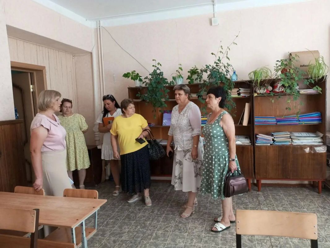 До начала учебного года ещё почти целый месяц, но школы уже готовятся принять школьников До начала учебного года ещё почти целый месяц, но школы уже готовятся принять школьников
