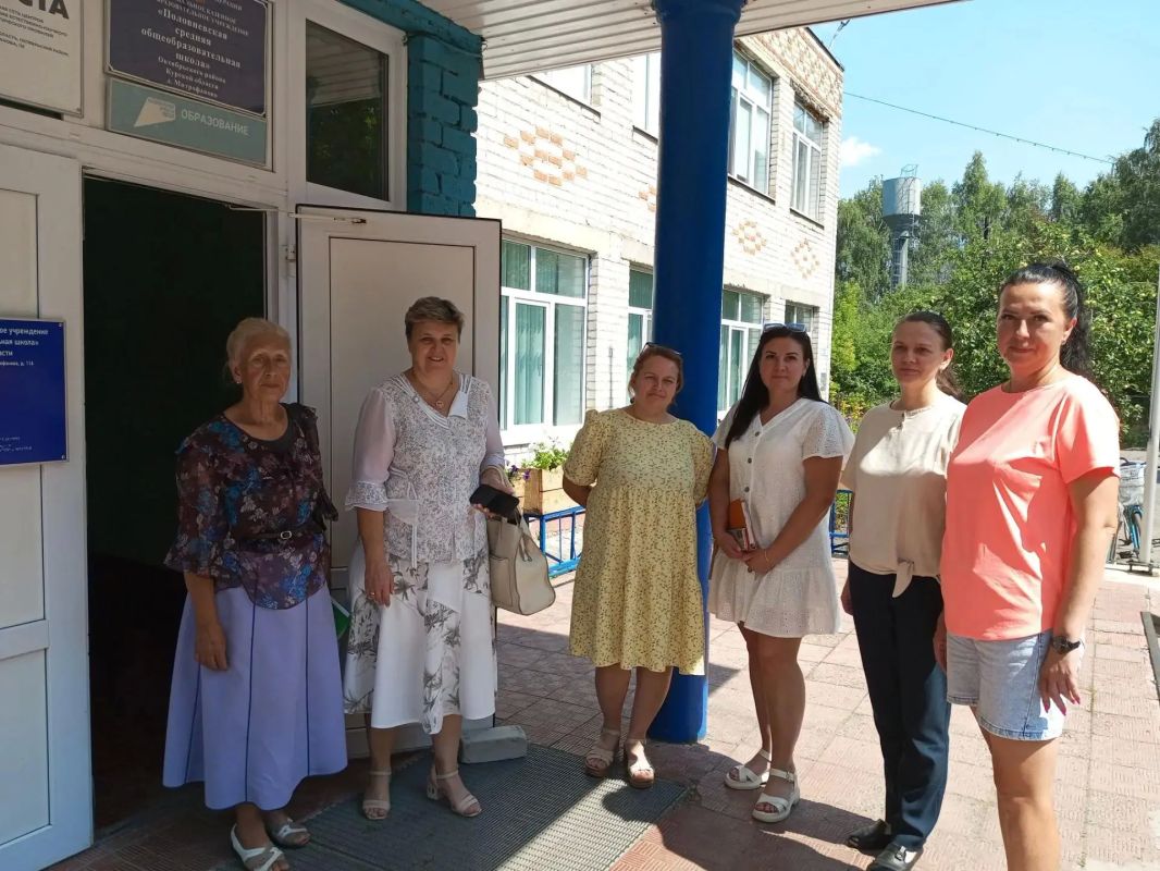 До начала учебного года ещё почти целый месяц, но школы уже готовятся принять школьников До начала учебного года ещё почти целый месяц, но школы уже готовятся принять школьников