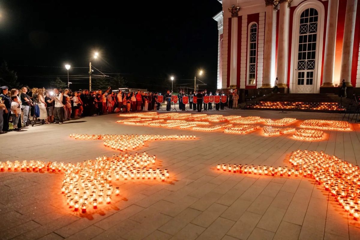 В Курске зажгли более 4,5 тысячи свечей в память о погибших в приграничье В Курске зажгли более 4,5 тысячи свечей в память о погибших в приграничье