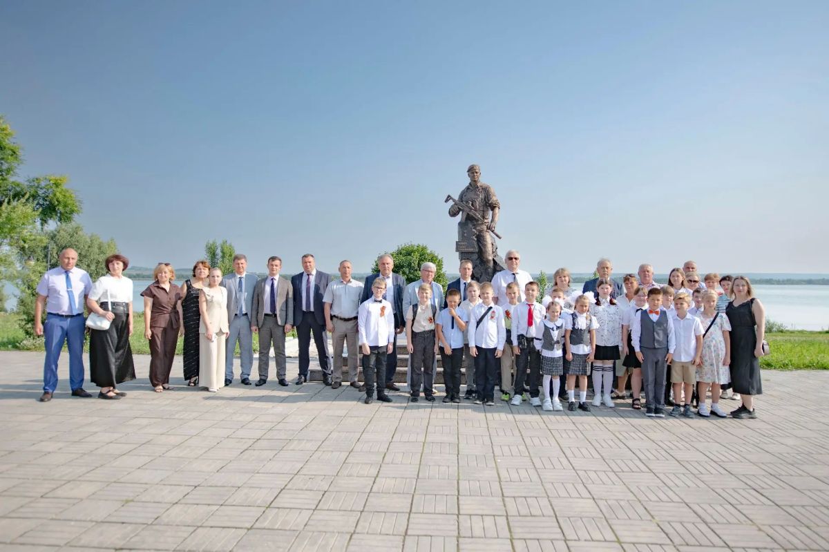 #ПОМНИМ46. В память о трагических событиях августа 2024 года руководители Курской АЭС возложили цветы к памятнику Герою России Сергею Чебнёву #ПОМНИМ46. В память о трагических событиях августа 2024 года руководители Курской АЭС возложили цветы к памятнику Герою России Сергею Чебнёву