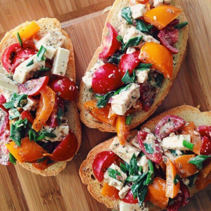 Вкусная брускетта с овощами и брынзой