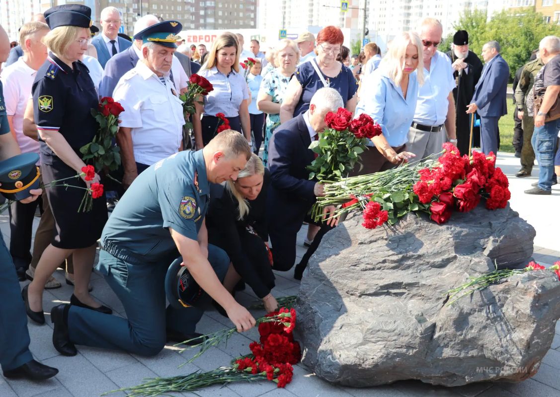 Временно исполняющий обязанности начальника и личный состав Главного управления МЧС России по Курской области принял участие в церемонии возложения цветов в память о героях, защищавших Курскую область от захватчиков
