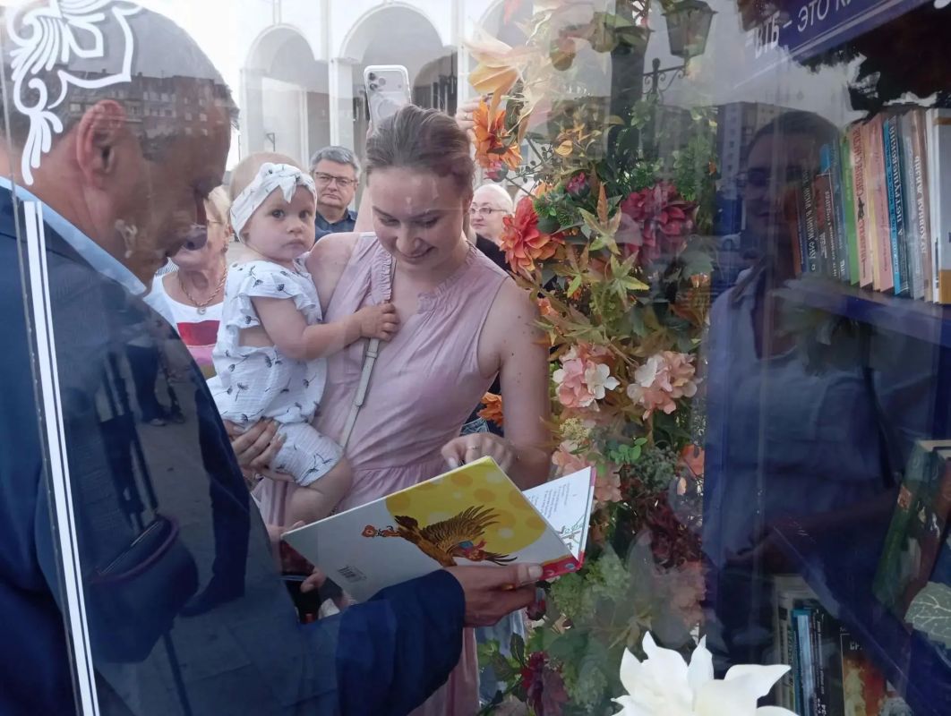 Александр Хинштейн открыл в Курске новый «Книжный шкаф» Александр Хинштейн открыл в Курске новый «Книжный шкаф»
