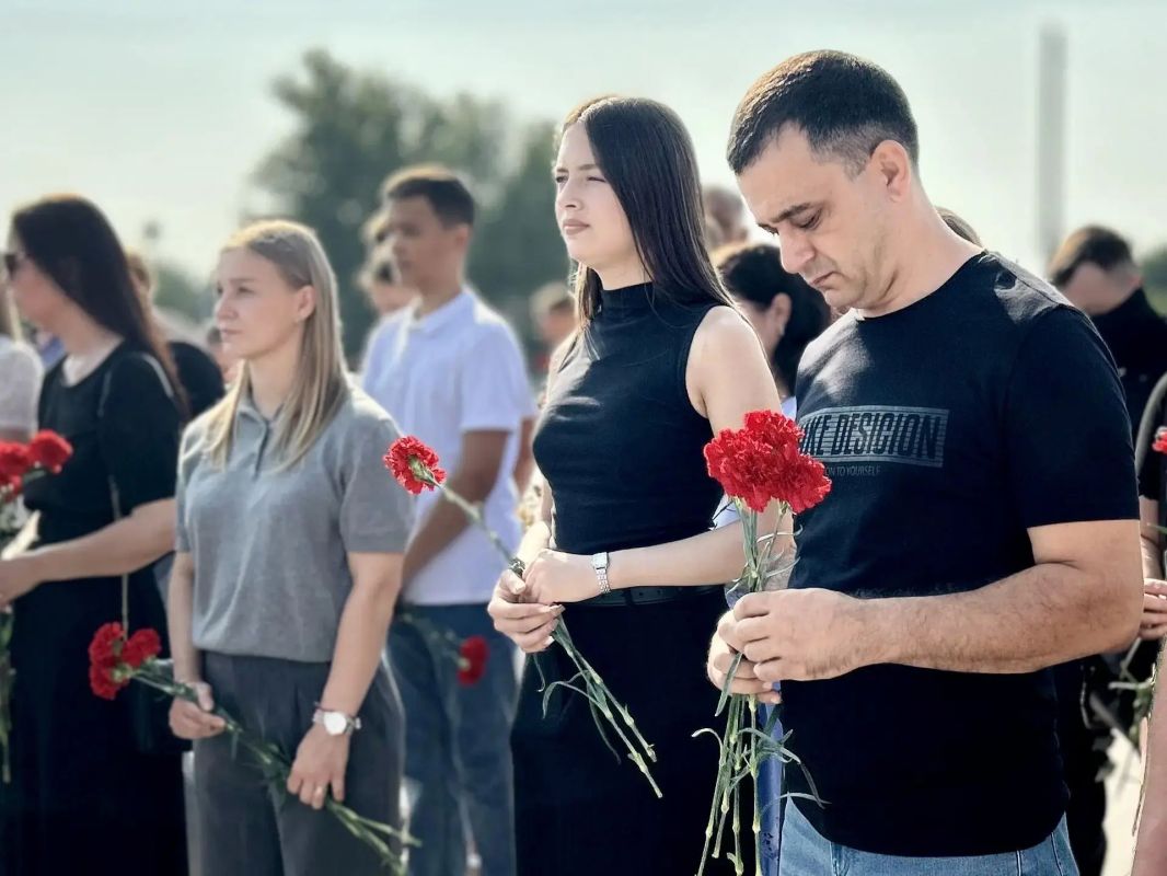 В Курске почтили память погибших из-за вторжения ВСУ в область Ровно два года назад, 6 августа 2024 года, противник пересек границу и вторгся в Курскую область. Сегодня на митинг вышли те, у кого эта дата отозвалась болью:... В Курске почтили память погибших из-за вторжения ВСУ в область Ровно два года назад, 6 августа 2024 года, противник пересек границу и вторгся в Курскую область. Сегодня на митинг вышли те, у кого эта дата отозвалась болью:...