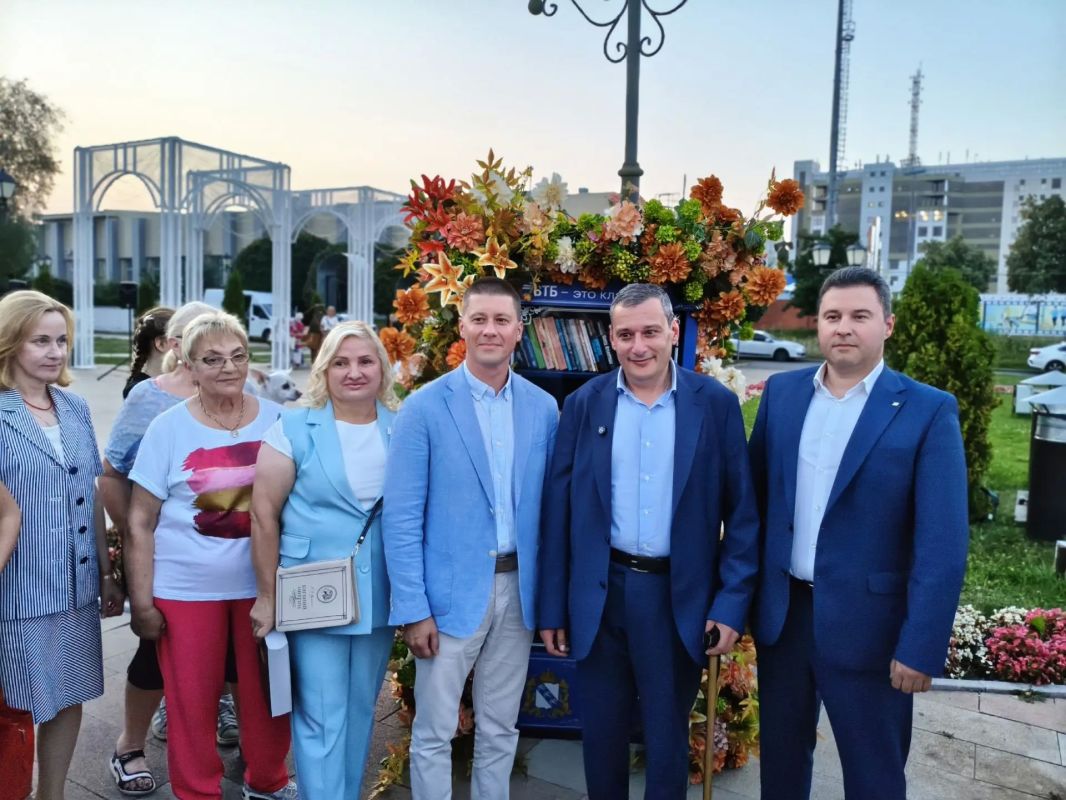 В Курске открылась новая точка книгообмена на Театральной площади В Курске открылась новая точка книгообмена на Театральной площади
