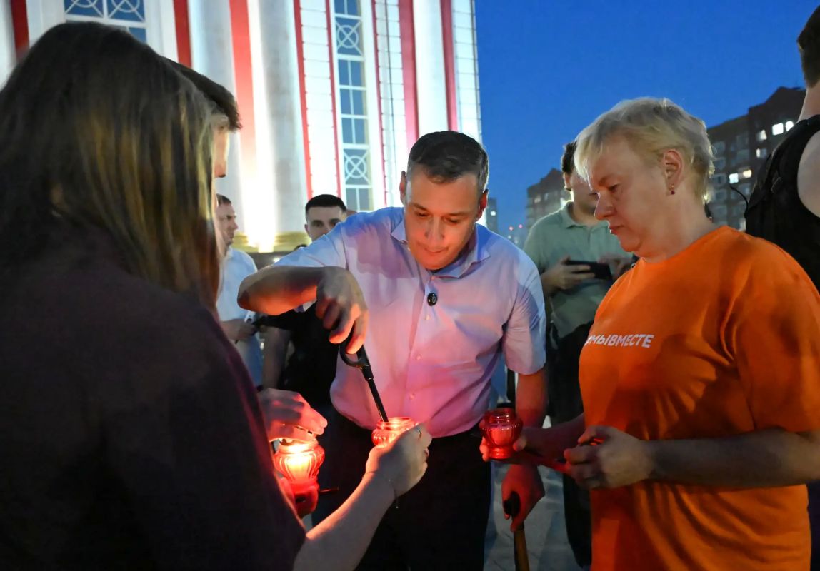 В Курске на проспекте Победы состоялась акция «Свеча памяти» В Курске на проспекте Победы состоялась акция «Свеча памяти»
