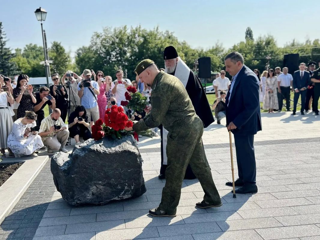 В Курске почтили память погибших из-за вторжения ВСУ в область Ровно два года назад, 6 августа 2024 года, противник пересек границу и вторгся в Курскую область. Сегодня на митинг вышли те, у кого эта дата отозвалась болью:... В Курске почтили память погибших из-за вторжения ВСУ в область Ровно два года назад, 6 августа 2024 года, противник пересек границу и вторгся в Курскую область. Сегодня на митинг вышли те, у кого эта дата отозвалась болью:...