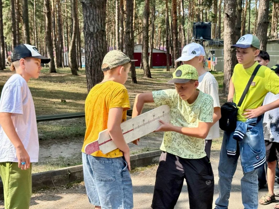 На маршруте к здоровью. Каникулы в самом разгаре, и у мальчишек и девчонок целая гора нереализованных планов – встречи с интересными людьми, игры, походы, активные развлечения с друзьями и просто добрые дела На маршруте к здоровью. Каникулы в самом разгаре, и у мальчишек и девчонок целая гора нереализованных планов – встречи с интересными людьми, игры, походы, активные развлечения с друзьями и просто добрые дела