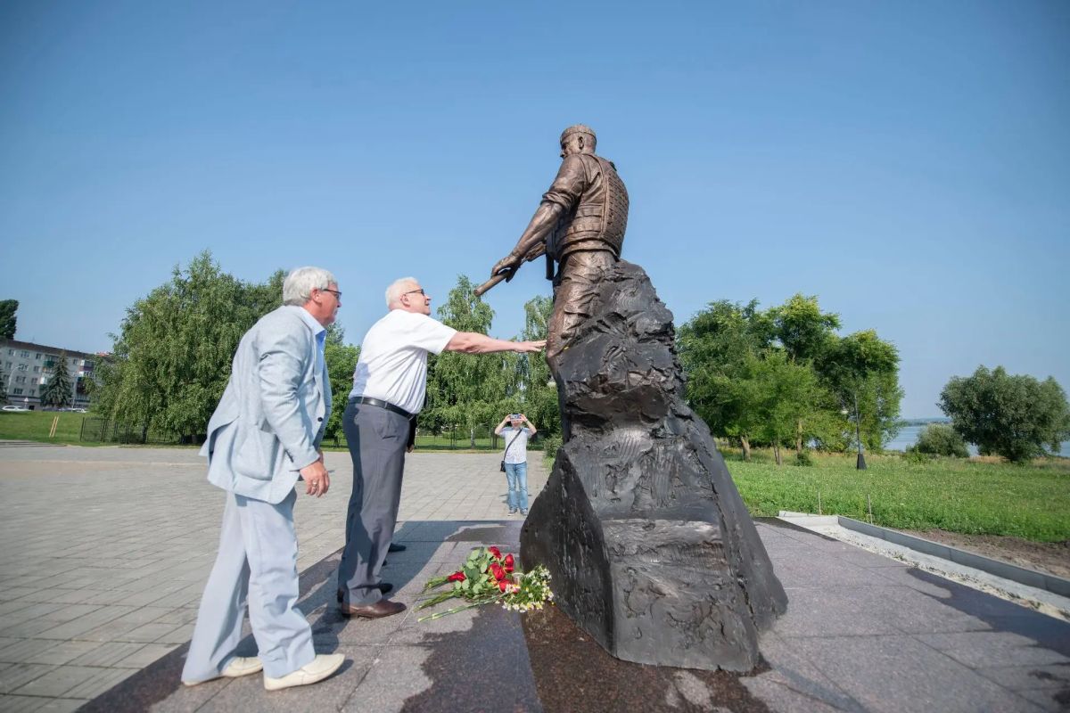 #ПОМНИМ46. В память о трагических событиях августа 2024 года руководители Курской АЭС возложили цветы к памятнику Герою России Сергею Чебнёву