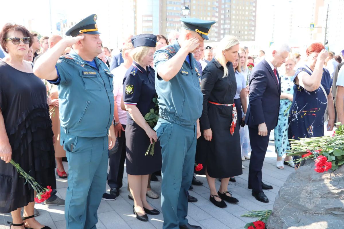 Временно исполняющий обязанности начальника и личный состав Главного управления МЧС России по Курской области принял участие в церемонии возложения цветов в память о героях, защищавших Курскую область от захватчиков Временно исполняющий обязанности начальника и личный состав Главного управления МЧС России по Курской области принял участие в церемонии возложения цветов в память о героях, защищавших Курскую область от захватчиков