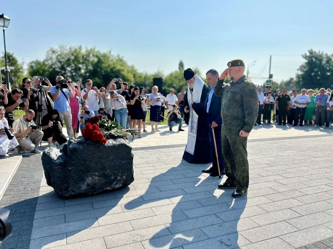 В Курске почтили память погибших из-за вторжения ВСУ в область Ровно два года назад, 6 августа 2024 года, противник пересек границу и вторгся в Курскую область. Сегодня на митинг вышли те, у кого эта дата отозвалась болью:... В Курске почтили память погибших из-за вторжения ВСУ в область Ровно два года назад, 6 августа 2024 года, противник пересек границу и вторгся в Курскую область. Сегодня на митинг вышли те, у кого эта дата отозвалась болью:...