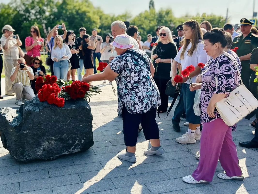 В Курске почтили память погибших из-за вторжения ВСУ в область Ровно два года назад, 6 августа 2024 года, противник пересек границу и вторгся в Курскую область. Сегодня на митинг вышли те, у кого эта дата отозвалась болью:... В Курске почтили память погибших из-за вторжения ВСУ в область Ровно два года назад, 6 августа 2024 года, противник пересек границу и вторгся в Курскую область. Сегодня на митинг вышли те, у кого эта дата отозвалась болью:...