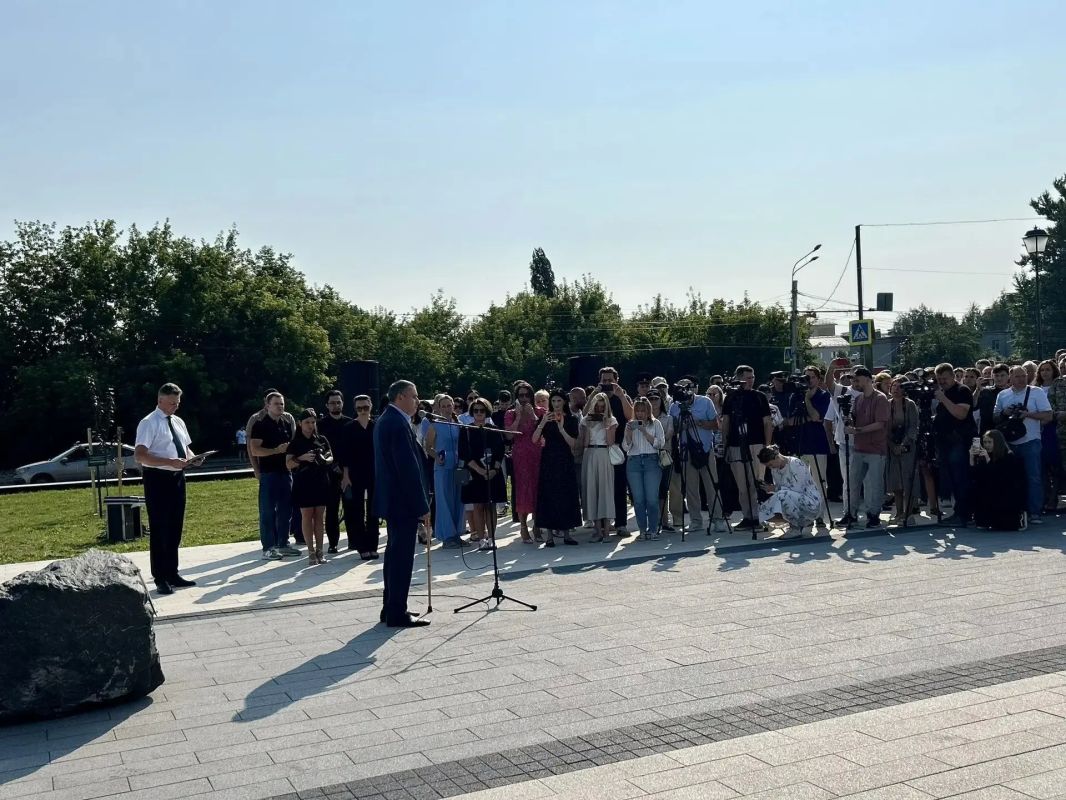 В Курске почтили память погибших из-за вторжения ВСУ в область Ровно два года назад, 6 августа 2024 года, противник пересек границу и вторгся в Курскую область. Сегодня на митинг вышли те, у кого эта дата отозвалась болью:... В Курске почтили память погибших из-за вторжения ВСУ в область Ровно два года назад, 6 августа 2024 года, противник пересек границу и вторгся в Курскую область. Сегодня на митинг вышли те, у кого эта дата отозвалась болью:...