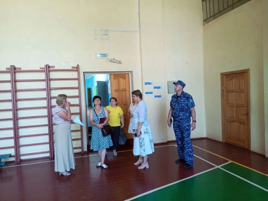 До начала учебного года ещё почти целый месяц, но школы уже готовятся принять школьников До начала учебного года ещё почти целый месяц, но школы уже готовятся принять школьников