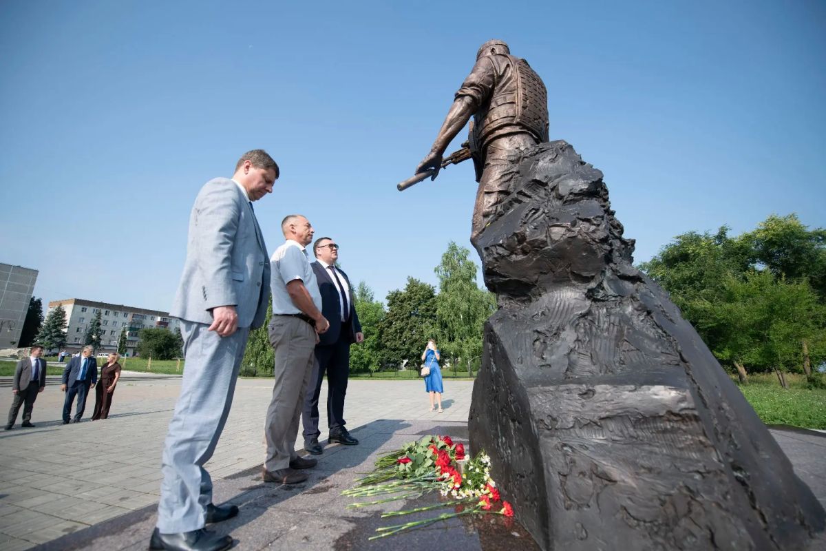 #ПОМНИМ46. В память о трагических событиях августа 2024 года руководители Курской АЭС возложили цветы к памятнику Герою России Сергею Чебнёву #ПОМНИМ46. В память о трагических событиях августа 2024 года руководители Курской АЭС возложили цветы к памятнику Герою России Сергею Чебнёву