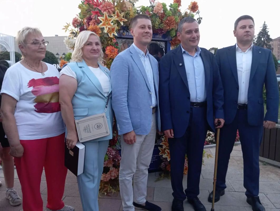 Александр Хинштейн открыл в Курске новый «Книжный шкаф»