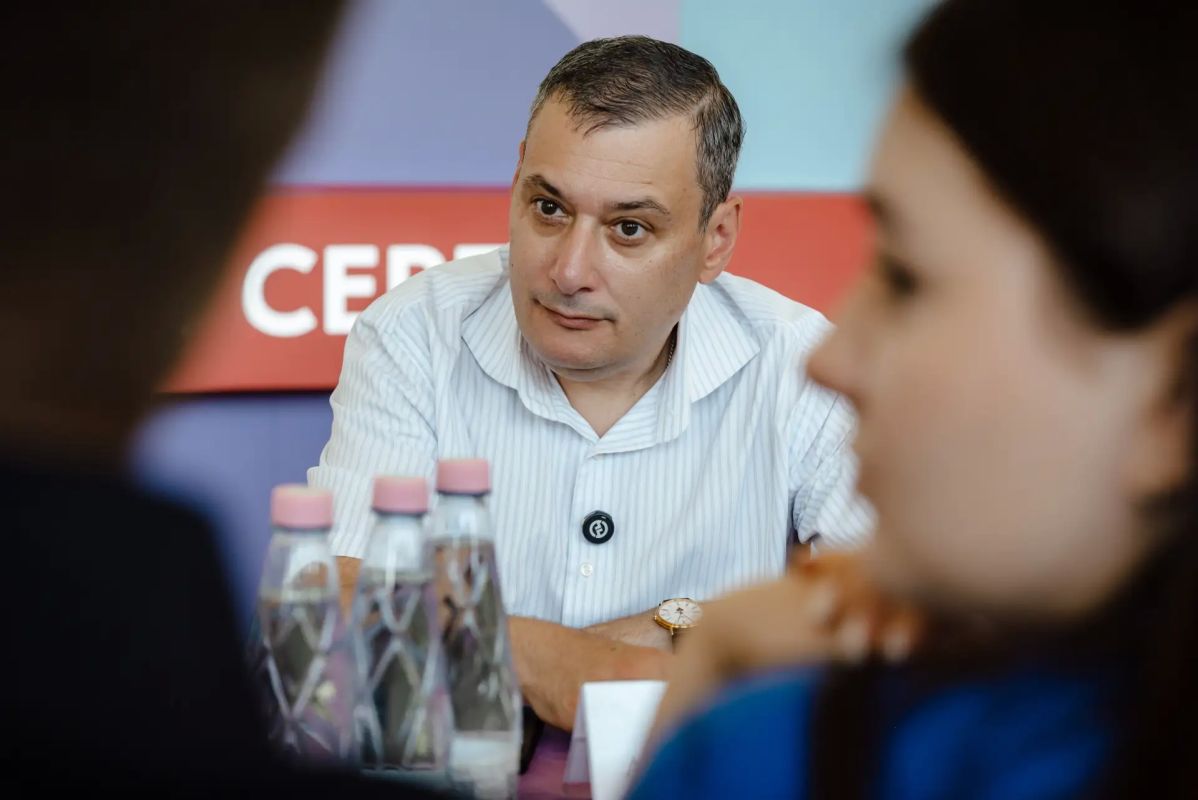Губернатор Курской области Александр Хинштейн встретился с добровольцами и волонтерами, которые с первых дней оказывали помощь жителям региона после вторжения ВСУ 6 августа 2024 года Губернатор Курской области Александр Хинштейн встретился с добровольцами и волонтерами, которые с первых дней оказывали помощь жителям региона после вторжения ВСУ 6 августа 2024 года