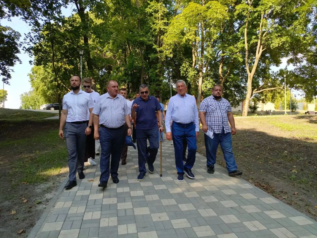 Парки, пляжи и спортплощадки: Александр Хинштейн с рабочим визитом посетил Медвенку