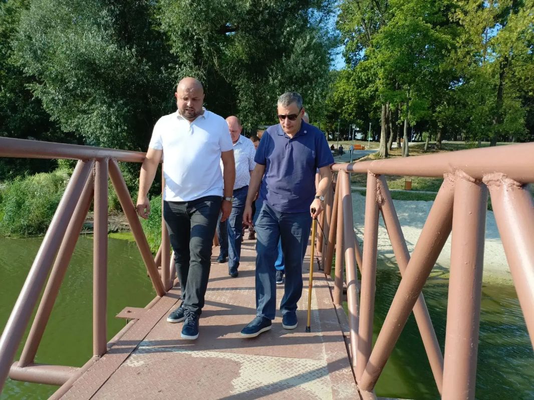 Парки, пляжи и спортплощадки: Александр Хинштейн с рабочим визитом посетил Медвенку Парки, пляжи и спортплощадки: Александр Хинштейн с рабочим визитом посетил Медвенку