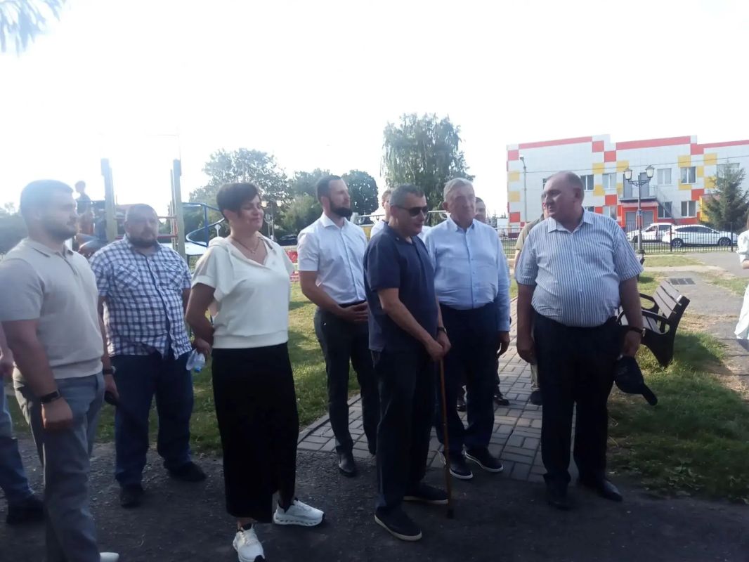 Теннис, футбол и баскетбол бесплатно: в Медвенке открыли универсальную спортплощадку