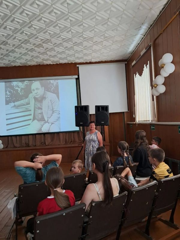 В честь столетия со дня рождения выдающегося актера Евгения Павловича Леонова сотрудники Миленинского сельского дома культуры организовали для детей увлекательное и запоминающееся мероприятие под названием «Путешествие в мир... В честь столетия со дня рождения выдающегося актера Евгения Павловича Леонова сотрудники Миленинского сельского дома культуры организовали для детей увлекательное и запоминающееся мероприятие под названием «Путешествие в мир...