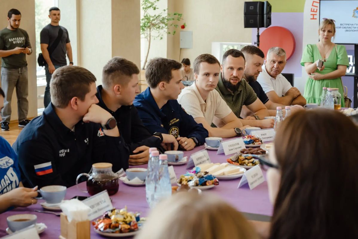 Губернатор Курской области Александр Хинштейн встретился с добровольцами и волонтерами, которые с первых дней оказывали помощь жителям региона после вторжения ВСУ 6 августа 2024 года Губернатор Курской области Александр Хинштейн встретился с добровольцами и волонтерами, которые с первых дней оказывали помощь жителям региона после вторжения ВСУ 6 августа 2024 года