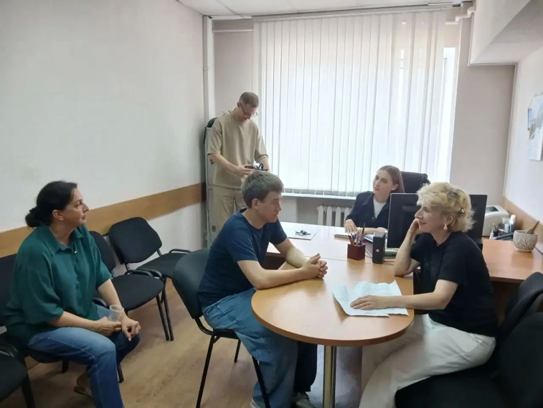 Член общественного совета при УМВД России по Курской области Андрей Дегтярев, директор ТРК "Сейм", курская актриса Инна Шанина, журналистка Светлана Герасимова, сотрудники полиции совместно с Центром молодежных инициатив... Член общественного совета при УМВД России по Курской области Андрей Дегтярев, директор ТРК "Сейм", курская актриса Инна Шанина, журналистка Светлана Герасимова, сотрудники полиции совместно с Центром молодежных инициатив...