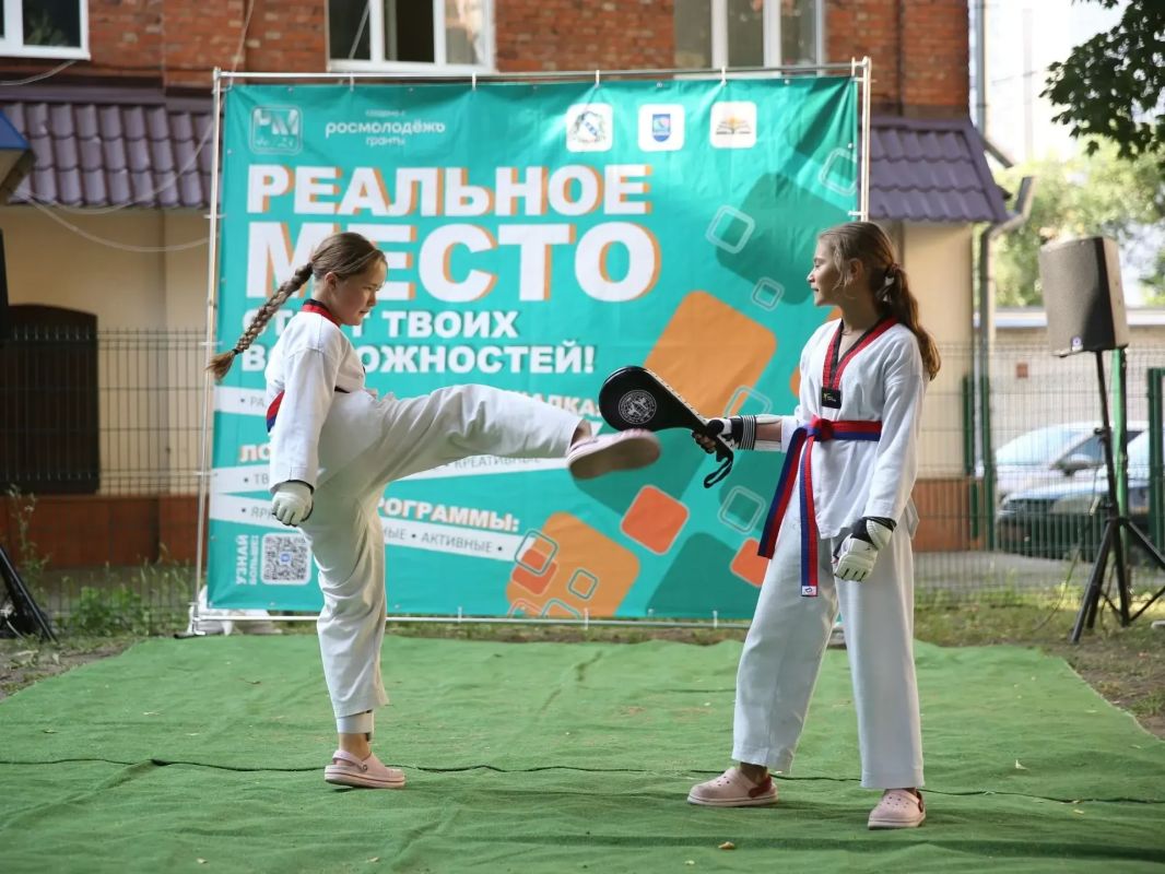Куряне отметили День физкультурника в арт-пространстве «Реальное место 46/23» Куряне отметили День физкультурника в арт-пространстве «Реальное место 46/23»