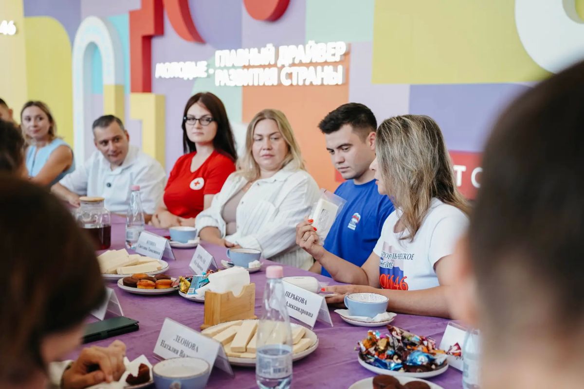 Губернатор Курской области Александр Хинштейн встретился с добровольцами и волонтерами, которые с первых дней оказывали помощь жителям региона после вторжения ВСУ 6 августа 2024 года Губернатор Курской области Александр Хинштейн встретился с добровольцами и волонтерами, которые с первых дней оказывали помощь жителям региона после вторжения ВСУ 6 августа 2024 года