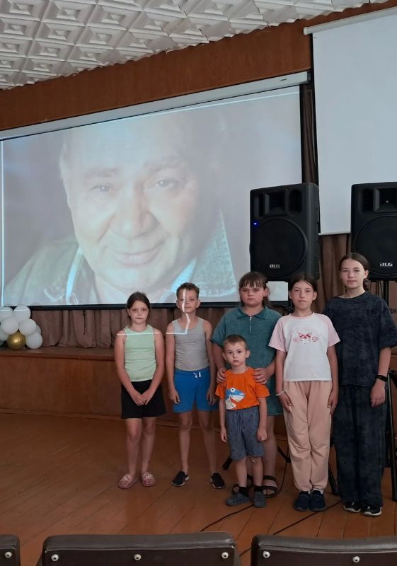 В честь столетия со дня рождения выдающегося актера Евгения Павловича Леонова сотрудники Миленинского сельского дома культуры организовали для детей увлекательное и запоминающееся мероприятие под названием «Путешествие в мир...