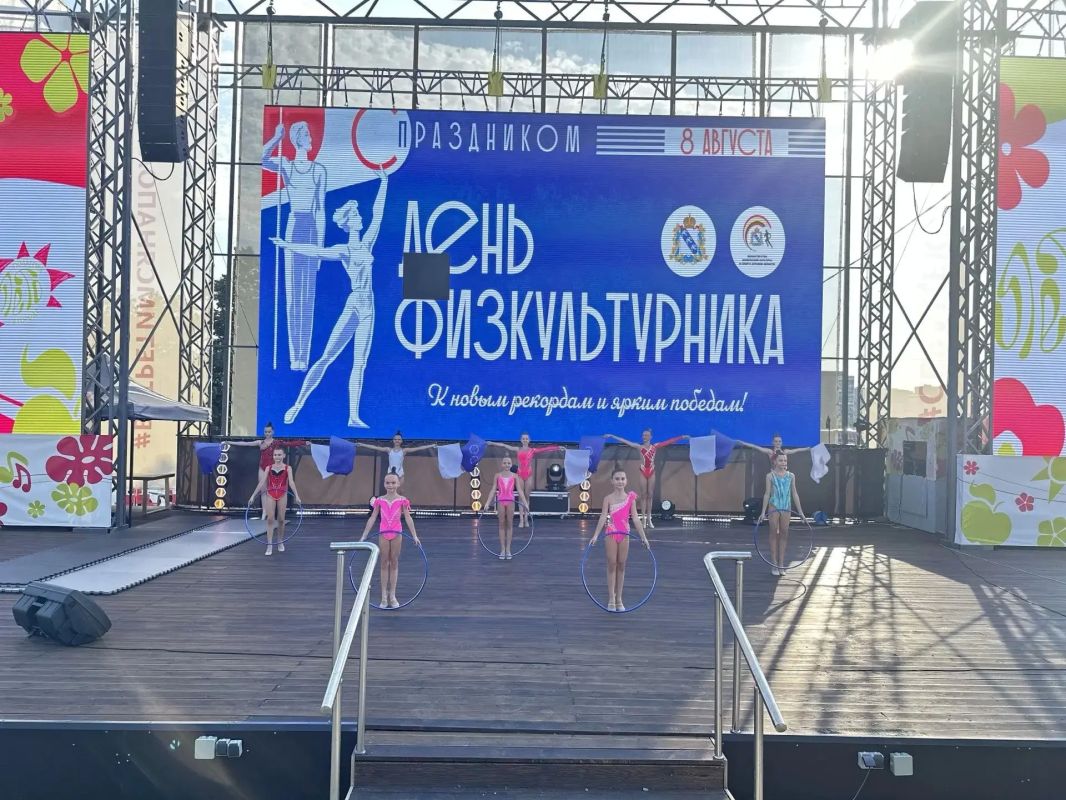 Зрители и участники церемонии награждения в День физкультурника смогли посмотреть показательные выступления ребят из спортивной школы «Медведь» и воспитаниц спортшколы № 2 Зрители и участники церемонии награждения в День физкультурника смогли посмотреть показательные выступления ребят из спортивной школы «Медведь» и воспитаниц спортшколы № 2