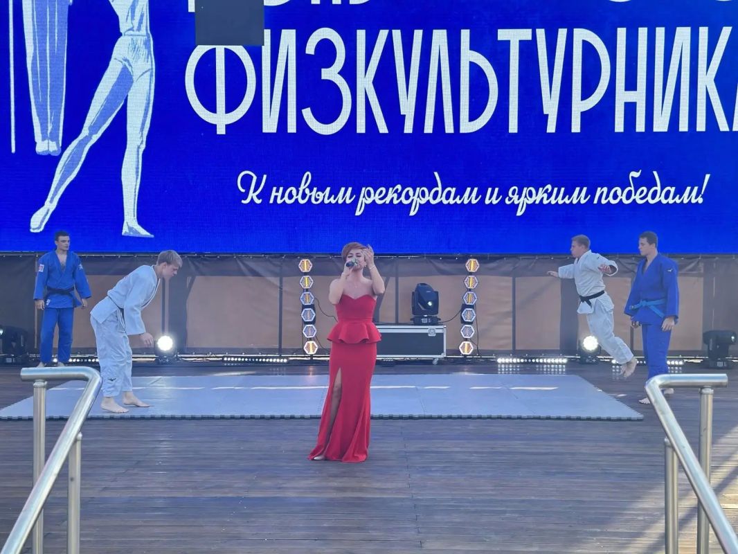 Зрители и участники церемонии награждения в День физкультурника смогли посмотреть показательные выступления ребят из спортивной школы «Медведь» и воспитаниц спортшколы № 2 Зрители и участники церемонии награждения в День физкультурника смогли посмотреть показательные выступления ребят из спортивной школы «Медведь» и воспитаниц спортшколы № 2