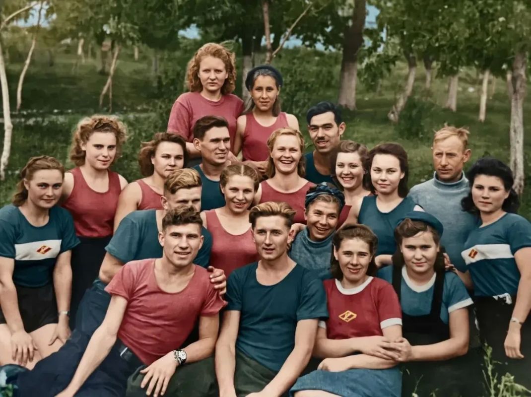 Друзья, сегодня мы отмечаем праздник, который объединяет миллионы людей по всей стране — День физкультурника Друзья, сегодня мы отмечаем праздник, который объединяет миллионы людей по всей стране — День физкультурника