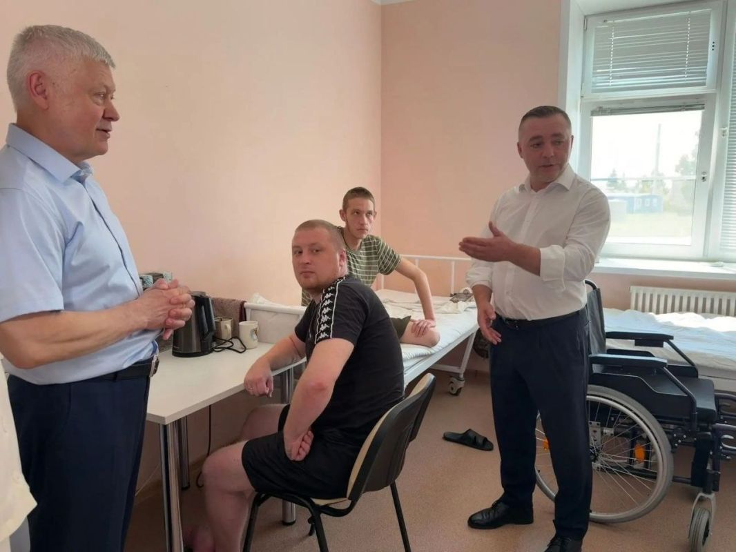 Единороссы навестили раненых бойцов Единороссы навестили раненых бойцов